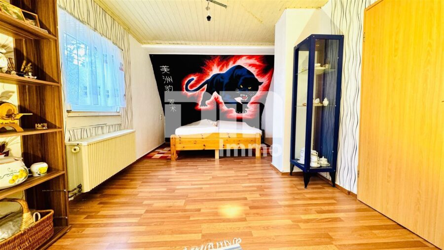 Modernisiertes Zweifamilienhaus BJ mit Gewerbeanteil, Anbau und enormen Platzangebot - WE2 DG Zimmer 2 beheizt